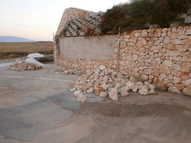 El Recinto Ferial registra desprendimientos de sus muros por el efecto de la lluvia y la falta de cemento - 2, Foto 2