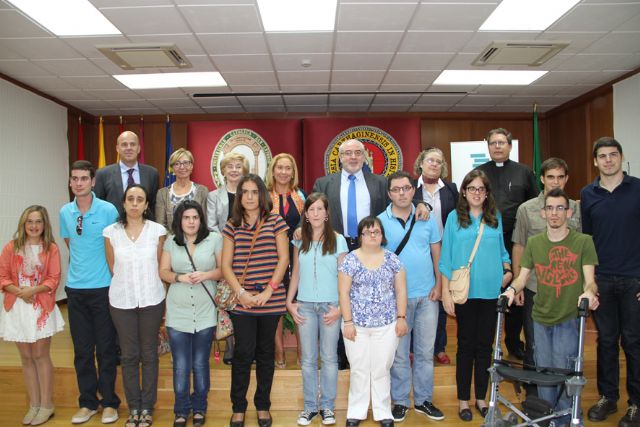 Un grupo de jóvenes con discapacidad intelectual inician sus estudios en la UCAM - 1, Foto 1