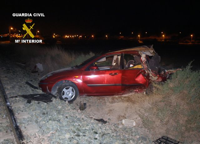 La Guardia Civil auxilia a una mujer que sufrió un accidente de circulación y quedó detenida sobre la vía férrea - 1, Foto 1