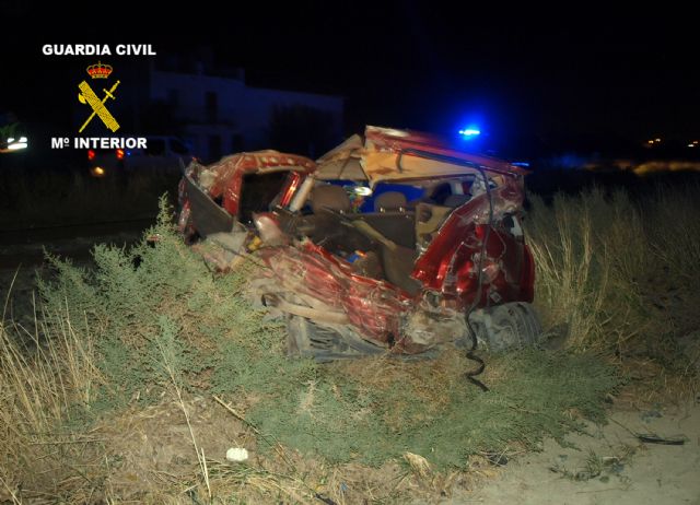 La Guardia Civil auxilia a una mujer que sufrió un accidente de circulación y quedó detenida sobre la vía férrea - 2, Foto 2