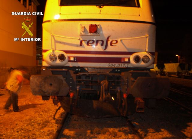 La Guardia Civil auxilia a una mujer que sufrió un accidente de circulación y quedó detenida sobre la vía férrea - 3, Foto 3