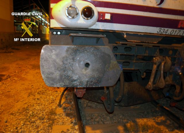 La Guardia Civil auxilia a una mujer que sufrió un accidente de circulación y quedó detenida sobre la vía férrea - 4, Foto 4