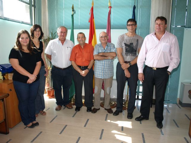 Los voluntarios flanqueados por el alcalde y la concejala de Cultura, Foto 1