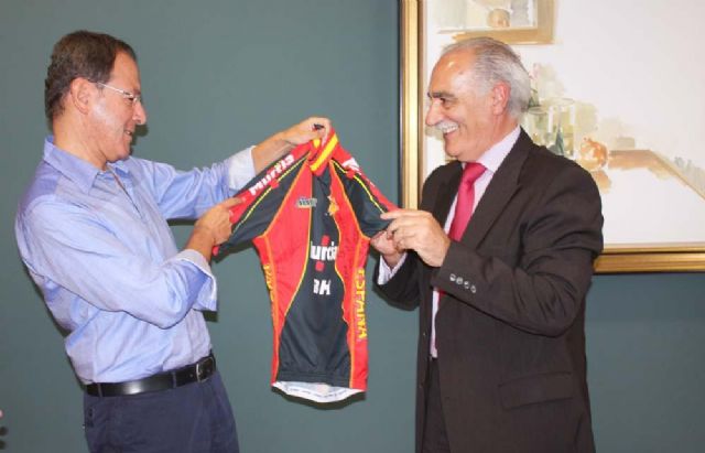 El Alcalde recibe el maillot con el que Alejandro Valverde consiguió el bronce en el Campeonato de Mundo - 1, Foto 1
