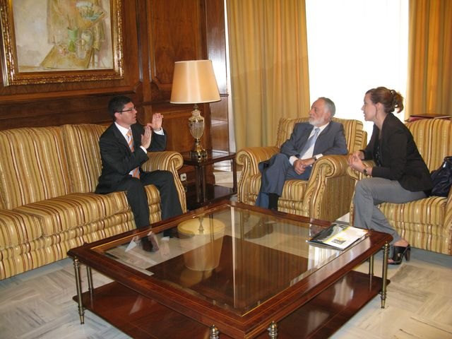 El presidente de la Asamblea estudiará la retransmisión de los principales plenos en lenguaje de signos - 1, Foto 1