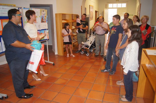 La concejalía de Atención Social y la Peña Barcelonista de Totana hacen entrega de los premios del concurso de dibujo La tolerancia, ¿tú como la pintas?, Foto 2