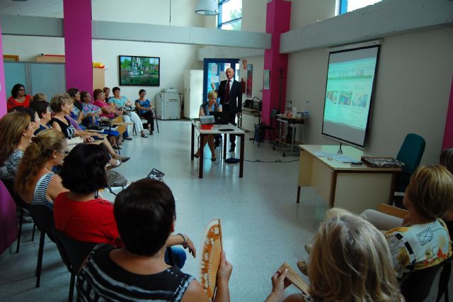 La asociación femenina Isabel González torreña conoce la importancia de las vacunas de la mano del alcalde local - 2, Foto 2