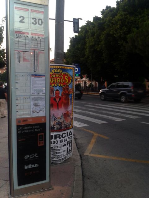 El Grupo Socialista denuncia que la señalización de las antiguas líneas urbanas permanece en las paradas dos semanas después del cambio de empresa - 2, Foto 2