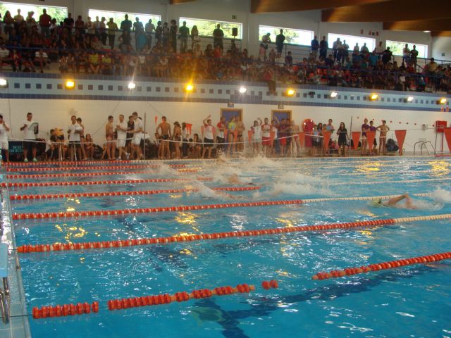300 nadadores participan en el Trofeo de Natacin 