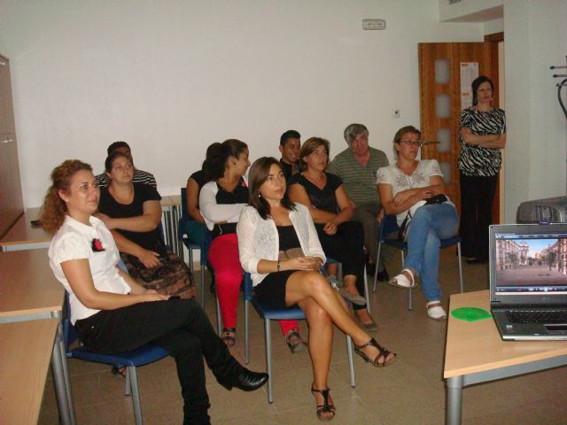 Se entregan los diplomas a la decena de participantes en el curso de informática básica que ha impartido en el marco del Proyecto Abraham, Foto 1