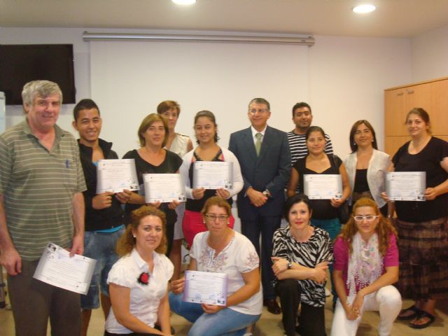 Se entregan los diplomas a la decena de participantes en el curso de informática básica que ha impartido en el marco del Proyecto Abraham, Foto 2
