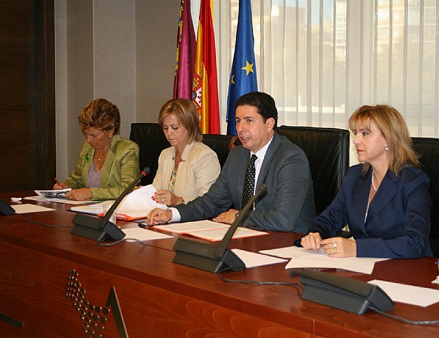 La Consejería de Obras Públicas trabaja en una ley regional de accesibilidad que abarque todos los ámbitos de actuación - 2, Foto 2