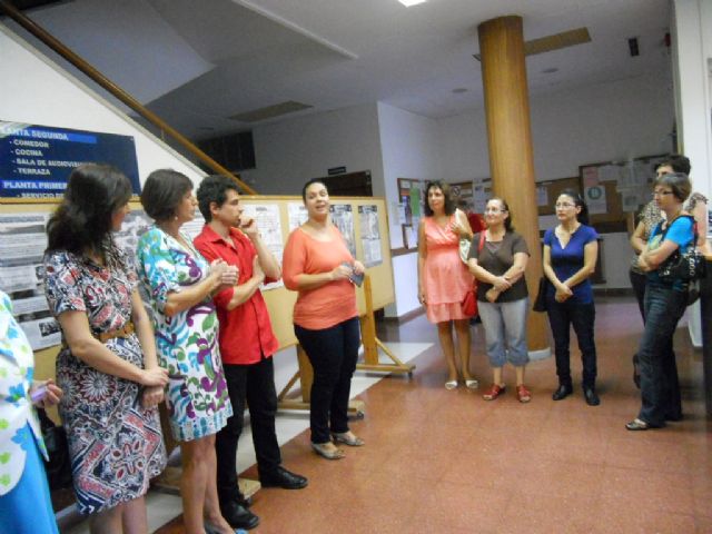 El Centro de Personas Mayores acoge la muestra Homenaje a la química y su historia, Foto 1
