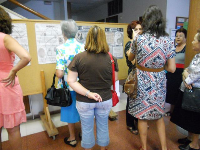 El Centro de Personas Mayores acoge la muestra Homenaje a la química y su historia, Foto 2