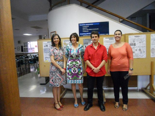 The Senior Center hosts the exhibition "Homage to chemistry and history", Foto 3