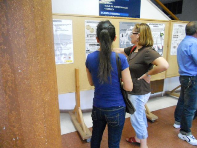 El Centro de Personas Mayores acoge la muestra Homenaje a la química y su historia, Foto 4
