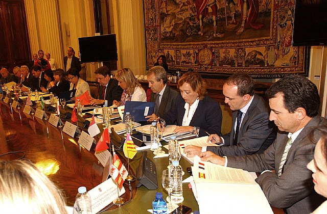 Murcia recibe cerca de nueve millones de euros para la reconversión del viñedo, la lucha contra plagas y la mejora de frutos secos, Foto 1