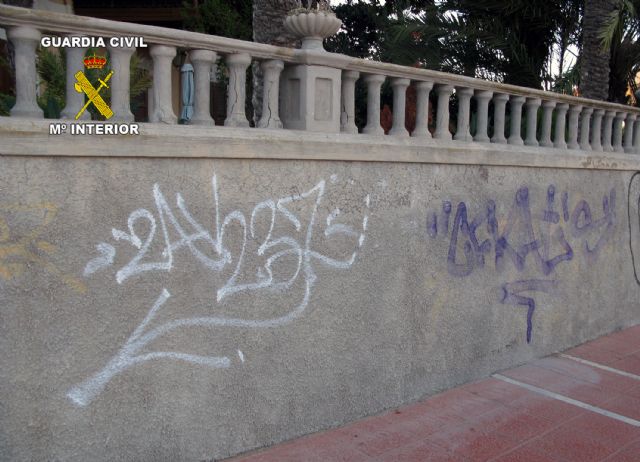 La Guardia Civil detiene a un grupo de graffiteros por pintadas en inmuebles, bienes protegidos y vagones de tren - 1, Foto 1