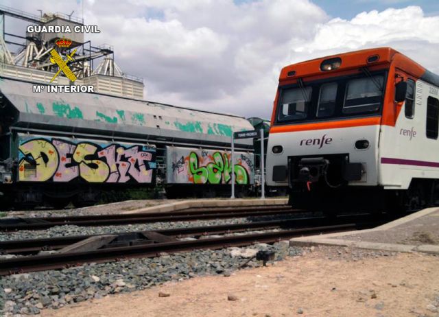 La Guardia Civil detiene a un grupo de graffiteros por pintadas en inmuebles, bienes protegidos y vagones de tren - 2, Foto 2