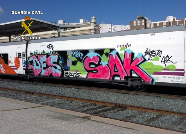 La Guardia Civil detiene a un grupo de graffiteros por pintadas en inmuebles, bienes protegidos y vagones de tren - 5, Foto 5