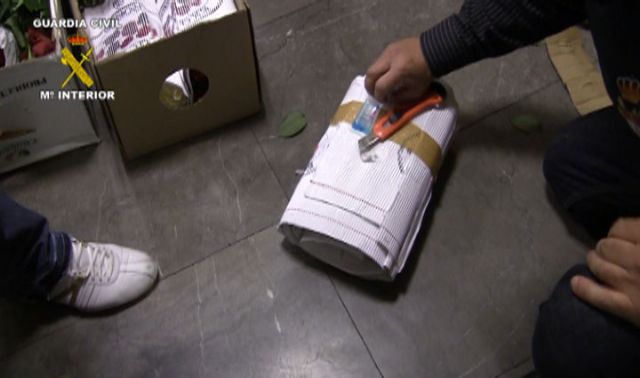 La Guardia Civil desmantela un grupo organizado que importaba cocaína oculta en flores frescas - 2, Foto 2
