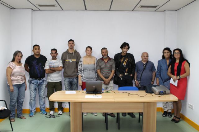 Diez alumnos comienzan un taller para aprender el oficio de zapatero, Foto 1