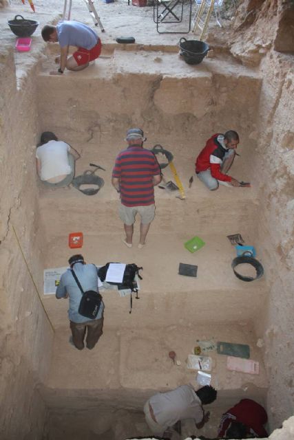 Un documental recrea la forma de vida del pre-neandertal en la Cueva Negra de La Encarnación - 1, Foto 1