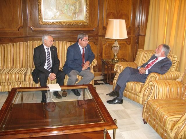 El presidente y el secretario de la Academia Veterinaria, Cándido Gutiérrez, y  Francisco Alonso de Vega, charlan con el presidente de la Asamblea., Foto 1