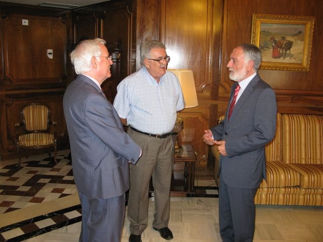 José García Solano y Matías Navarro, presidente y vicepresidente de la Asociación de Profesionales de Radiotelevisión de la Región de Murcia charlan con el presidente de la Asamblea, Francisco Celdrán Vidal., Foto 1