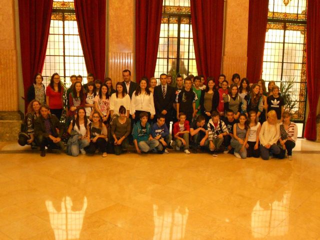 Sánchez recibe a los alumnos del colegio San Buenaventura Capuchinos que participan en un intercambio con jóvenes franceses - 1, Foto 1