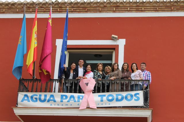 El balcn principal del Ayuntamiento luce un enorme lazo rosa, smbolo de la lucha contra el cncer de mama, Foto 1