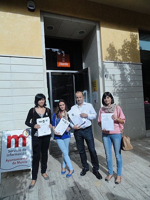 El Grupo Socialista y miembros de Juventudes hacen hoy entrega de las miles de firmas recogidas - 2, Foto 2