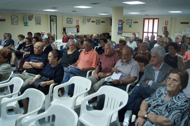 La Asamblea General de Socios del Centro de Personas Mayores Plaza de la Balsa Vieja establece el plan de trabajo para el curso 2012/2013, Foto 1