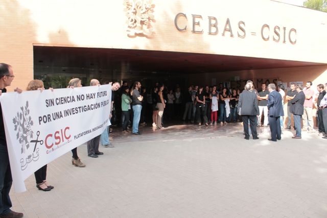 La Plataforma 11 de julio de apoyo a la Investigación Pública del CEBAS-CSIC de Murcia presentó sus reivindicaciones al Vicepresidente de Ciencia y Tecnología del CSIC en su visita a Murcia, Foto 1