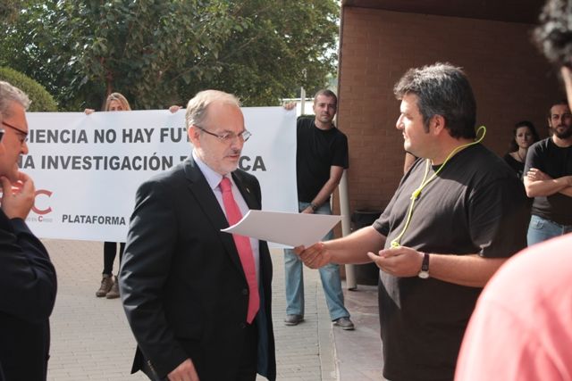 La Plataforma 11 de julio de apoyo a la Investigación Pública del CEBAS-CSIC de Murcia presentó sus reivindicaciones al Vicepresidente de Ciencia y Tecnología del CSIC en su visita a Murcia - 2, Foto 2