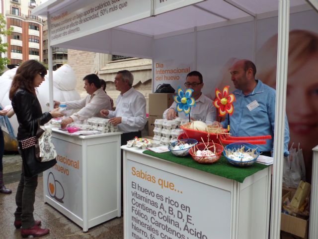 El ayuntamiento apoya la iniciativa promovida por la empresa Huevos Inmaculada, SA para informar a los ciudadanos de las múltiples propiedades de este alimento, Foto 1