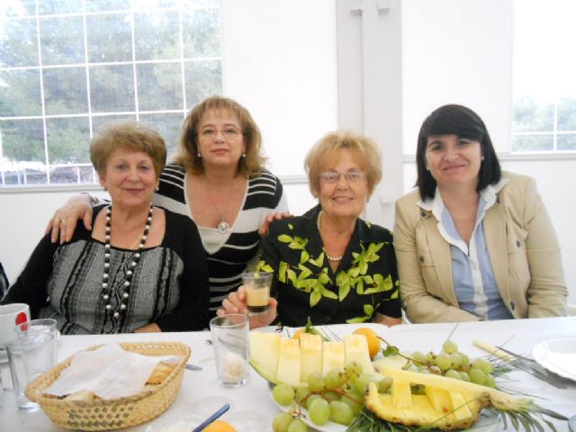 Se celebra la comida y convivencia de hermandad de los socios del Centro Municipal de Personas Mayores de la Plaza Balsa Vieja, Foto 1