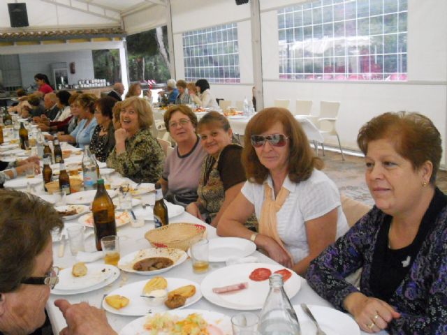 It celebrates food and brotherly coexistence of members of the Municipal Center Square Senior Balsa Vieja, Foto 2