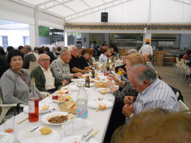 Se celebra la comida y convivencia de hermandad de los socios del Centro Municipal de Personas Mayores de la Plaza Balsa Vieja - 3, Foto 3