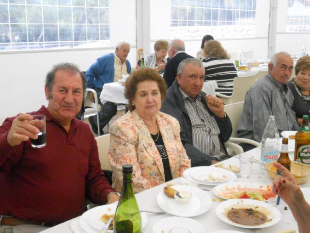 Se celebra la comida y convivencia de hermandad de los socios del Centro Municipal de Personas Mayores de la Plaza Balsa Vieja, Foto 4