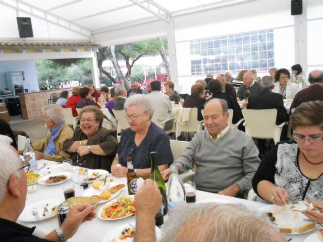 Se celebra la comida y convivencia de hermandad de los socios del Centro Municipal de Personas Mayores de la Plaza Balsa Vieja, Foto 5