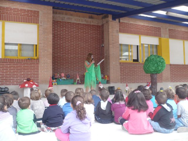 El árbol de los cuentos anima a los niños a leer - 1, Foto 1