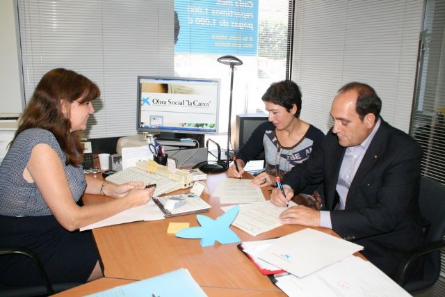 Cruz Roja de Águilas y la Fundación La Caixa firman un Convenio de colaboración - 1, Foto 1
