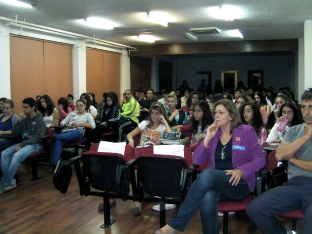 Duda anima a fomentar la lectura en el IES José Planes con motivo del Día Mundial de las Bibliotecas Escolares - 5, Foto 5