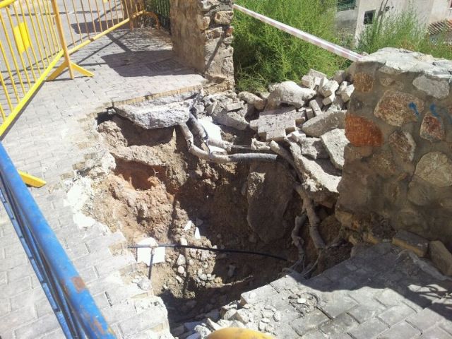 UPyD Cieza se queja del estado que mantiene ya un mes la calle Hontana - 1, Foto 1