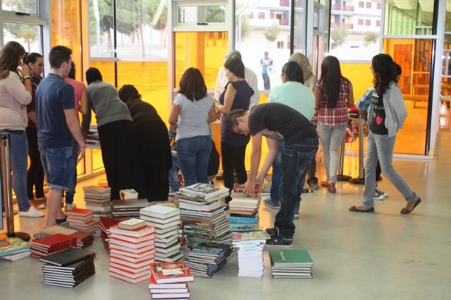 Alumnos del IES Luis Manzanares realizan una escultura con libros con motivo del dia de la biblioteca - 1, Foto 1