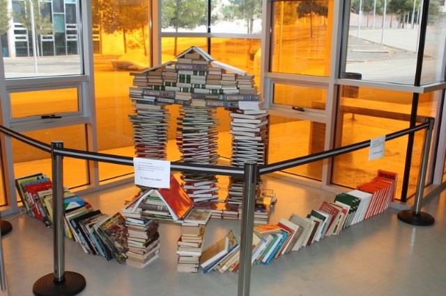 Alumnos del IES Luis Manzanares realizan una escultura con libros con motivo del dia de la biblioteca - 2, Foto 2