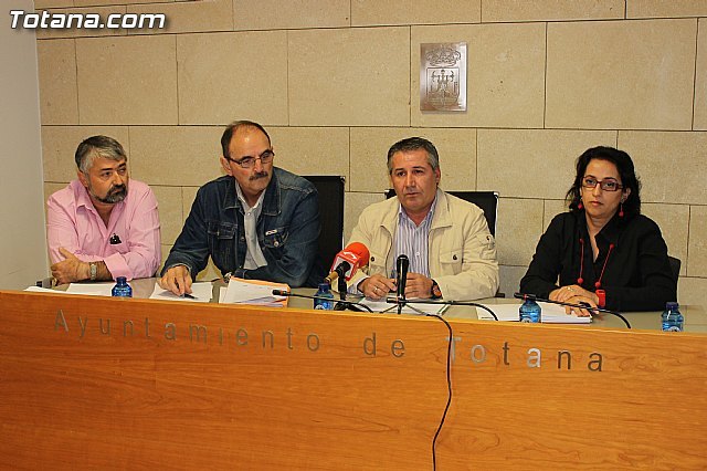 Rueda de prensa de los sindicatos sobre el ERE que afectará a 40 trabajadores del ayuntamiento de Totana, Foto 1