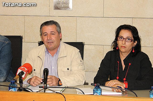 Rueda de prensa de los sindicatos sobre el ERE que afectará a 40 trabajadores del ayuntamiento de Totana, Foto 2