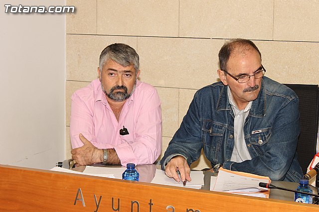 Rueda de prensa de los sindicatos sobre el ERE que afectará a 40 trabajadores del ayuntamiento de Totana, Foto 3
